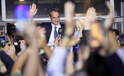  Kyriakos Mitsotakis, líder da Nova Democracia, celebra o resultado eleitoral deste domingo. Foto de GEORGE VITSARAS/EPA/Lusa.