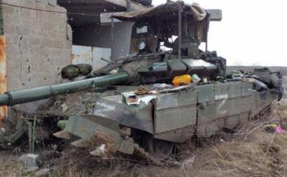 Tanque russo destruído na Ucrânia. Foto: wikimedia commons.