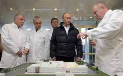 Putin visita a fábrica de Prigozhin em 2010 no âmbito do contrato de refeições escolares. Foto Governo da Rússia/Wikimedia Commons.