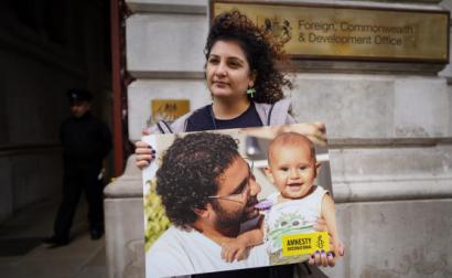 Uma das irmãs de Alaa, Mona, em protesto em Londres. Foto de Alisdare Hickson/Flickr.