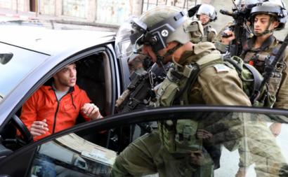 Jovem palestiniano preso em Hebron em 2021, após confrontos na cidade de Hebron, na Cisjrrdânia. 