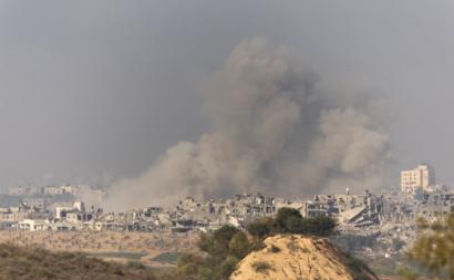 Bombardeamentos em Gaza vistos a partir de Sderot em Israel. Foto de ATEF SAFADI/EPA/Lusa.