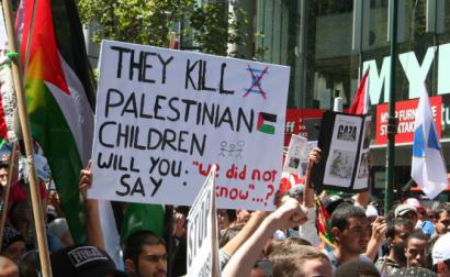 Cartaz num protesto contra a ocupação israelita da Palestina. Foto de John Englart/Flickr.