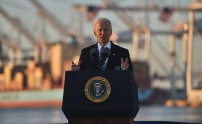 Biden no Porto de Baltimore. Foto de Maryland GovPics/Flickr.