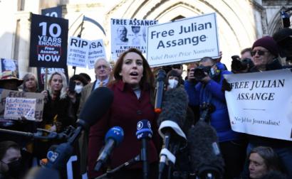 Stella Moris, advogada e companheira de Assange, falando para a comunicação social junto ao tribunal em Londres – Foto de Andy Rain/EPA/Lusa