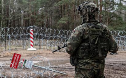 Soldado polaco na fronteira perto de Polowce. Foto Wojtek Jargilo/Poland Out/EPA/Lusa.