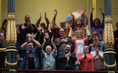 Celebração nas galerias do Congresso no momento da votação da lei trans. Foto do Podemos de Salamanca/Twitter.