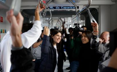 A coordenadora do Bloco de Esquerda, Mariana Mortágua, acompanhada pela deputada do partido, Joana Mortágua, durante uma viagem no metro sul do Tejo.