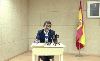 Jordi Sànchez falou por videoconferência no cenário montado pela direção da prisão de Soto del Real.