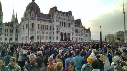 Praça do parlamento húngaro em Budapeste, via @beckerbastian