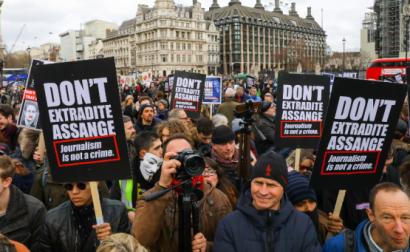 Manifestação realizada em Londres contra a extradição de Assange para os EUA, 22 de fevereiro de 2020 – Foto de Vickie Flores/Epa/Lusa