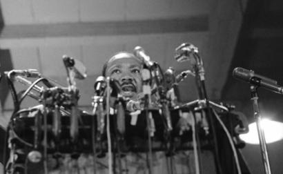 Martin Luther King discursa para pedir o fim da guerra do Vietname no dia 1 de setembro de 1967, em Chicago