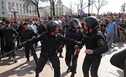 Polícia e manifestantes em protesto anti-Putin em Moscovo, 5 de maio de 2018 – Foto Sergei Ilnitsky/Epa/Lusa