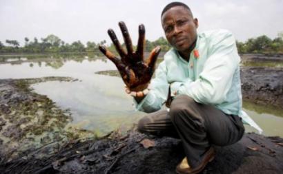 A Nigéria, apesar de ser um dos maiores produtores mundiais de petróleo continua a ser pobre. Em 2017, a Amnistia Internacional denunciou que a Shell apoiou tortura e violação dos direitos humanos.