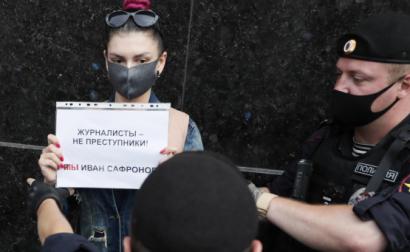 Autoridades russas detêm jornalistas em protesto. Fotografia de Yuri Kochetkov, EPA/Lusa