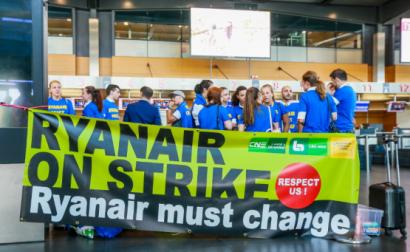 “Ryanair em greve – Respeitem-nos! Ryanair deve mudar”, faixa empunhada por trabalhadores e trabalhadoras da Ryanair no aeroporto de Charleroi, na Bélgica, em 25 de julho de 2018 – Foto de Stephanie Lecocq/Epa/Lusa