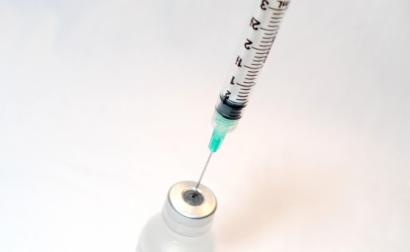 Seringa e vacina – foto de NIAID/flickr