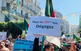 "Pela centésima segunda vez: Fora!". Cartaz faz alusão ao artigo 102 da Constituição argelina. Foto de Nesrine Kheddache