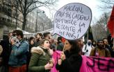 "Macron, uma prenda para ti: oferecemos-te a reforma aos 41 anos", pode ler-se nesta pancarta na manifestação de 10 de dezembro em Paris. Foto Photothèque Rouge/Martin Noda/Hans Lucas