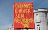 Cartaz: "Liberdade é viver sem precariedade"