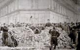 Barricada no cruzamento das avenidas Voltaire e Richard-Lenoir. Biblioteca histórica da Cidade de Paris/Wikimedia Commons.