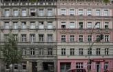 Altbau por renovar e renovado. Até finais dos anos 1990, grande parte do centro de Berlim tinha o aspeto da esquerda. Hoje, tem o aspeto da direita. A par da renovação, veio a especulação. Foto: Kaspar Metz/Flickr.