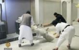 Militantes do EI destróem a marreta estátuas com 3.000 anos, num vídeo divulgado pela própria organização.