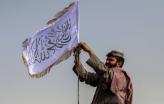 Combatente talibã ergue a sua bandeira num veículo em Kandahar. Foto de STRINGER/EPA/Lusa.