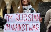 “Eu sou russa. Eu estou contra a guerra”, está escrito no cartaz - Ilustração: Silar/Wikimedia Commons