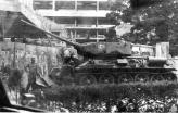 Tanque cubano barra o acesso à Rádio Nacional de Angola. Foto publicada na 1ª página de O Jornal da época