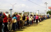 Fila para a compra de alimentos na Venezuela - A redução das importações de alimentos, medicamentos e produtos médicos e o desmantelamento progressivo de programas sociais gerou uma crescente crise social