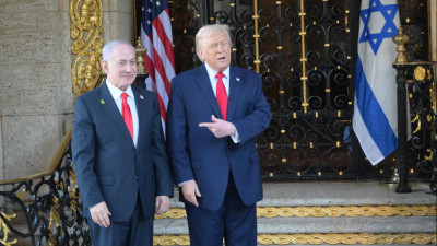 Benjamin Netanyahu e Donald Trump em Mar-a-Lago.