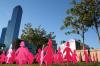 Silhuetas cor de rosa, cor da luta contra o cancro da mama, de bonecos representando figuras femininas. Foto de Colin Charles/Flickr.