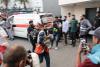 Profissional de saúde carrega criança palestiniana para dentro de hospital.