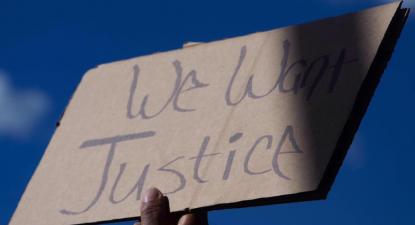 Cartaz a exigir justiça. Foto do Facebook do DSA de Nova Iorque.