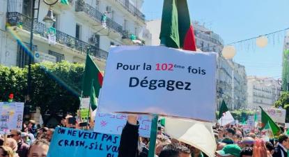 "Pela centésima segunda vez: Fora!". Cartaz faz alusão ao artigo 102 da Constituição argelina. Foto de Nesrine Kheddache