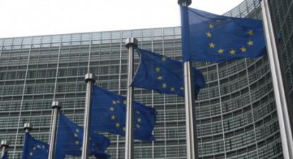 “Comissão Europeia quer ganhar tempo para voltar às inexoráveis leis do ordoliberalismo alemão” – Foto do Edifício da Comissão Europeia com bandeiras da União Europeia