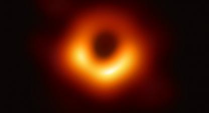 A primeira imagem direta de um buraco negro, no centro da galáxia M87. Foto Event Horizon Telescope.
