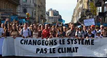 "Mudemos o sistema, Não o clima", manifestação em Paris, outubro de 2018. Foto de Jeanne Menjoulet/Flickr.
