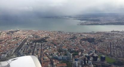 Avião sobrevoa Lisboa.