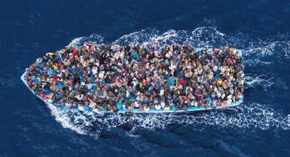 Barco de migrantes no Mediterrâneo.