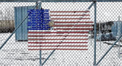 Bandeira americana numa vedação de arame farpado. Foto de Glen Zazove/Flickr.