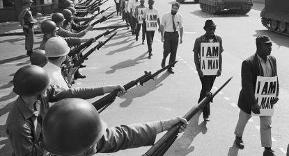Memphis, 1968. A Guarda Nacional bloqueia uma rua enquanto os manifestantes negros trazem um cartaz a dizer "eu sou um homem". Foto de bswise/Flickr.