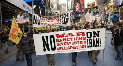 Manifestação em Nova Iorque contra a guerra com o Irão. Fevereiro de 2012.