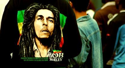 Bob Marley, foto estampada numa t-shirt – imagem de mdemon/flickr, is licensed under CC BY-SA 2.0 