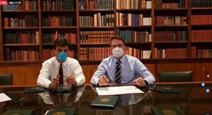 Bolsonaro e o ministro da Saúde de máscara. Antes, o presidente dissera que coronavírus era fantasia
