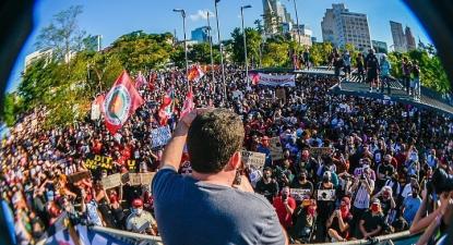 Guilherme Boulos fala durante concentração em S. Paulo. Foto Mídia Ninja