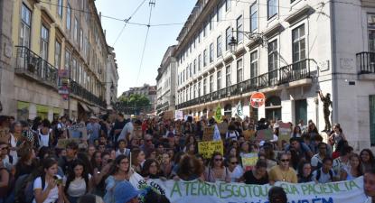 Manifestação pelo Clima em Lisboa. Foto de Inês Ferreira.