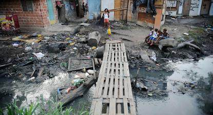 Estamos a ser testemunhas mais uma vez dos enormes custos da desigualdade em massa – Complexo da Maré, Rio de Janeiro, área muito vulnerável à covid-19 – Foto Fernando Frazão/Agência Brasil