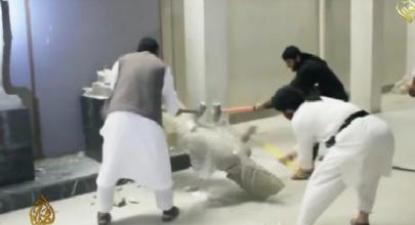 Militantes do EI destróem a marreta estátuas com 3.000 anos, num vídeo divulgado pela própria organização.